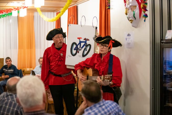 Die Gruppe «Los Papagayos» strapaziert im Club Noi in Rotkreuz die Lachmuskeln. (Bild: Roger Zbinden, Rotkreuz, 2. März 2019)