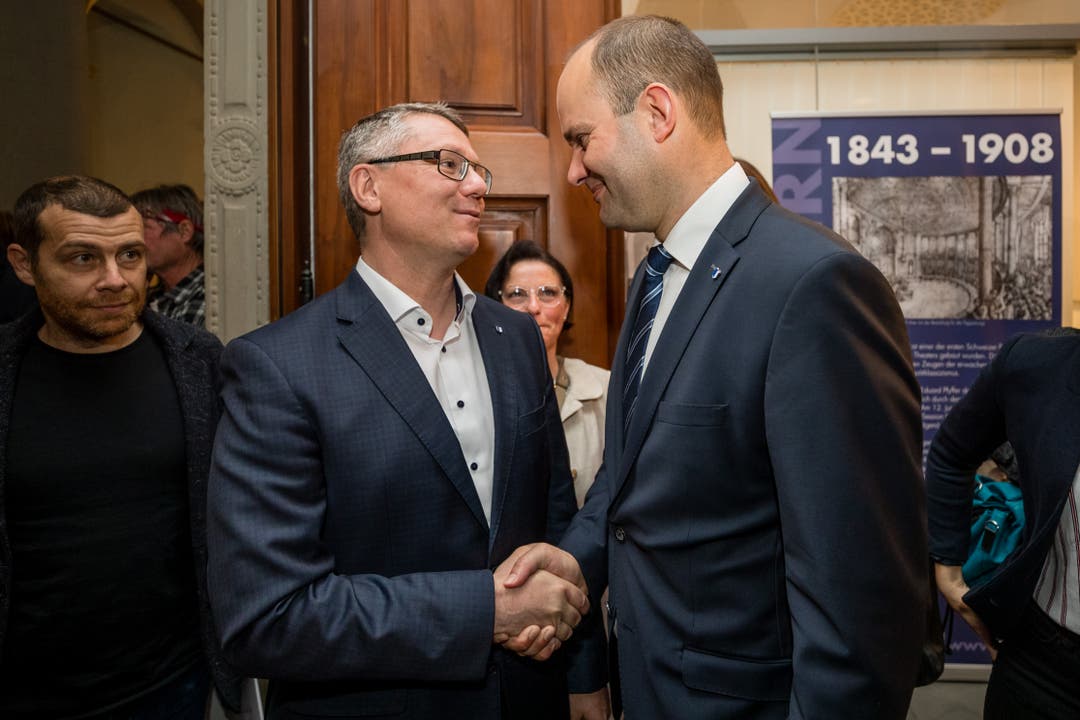 Regierungsratskandidat Jörg Meyer (SP, links) gratuliert Fabian Peter (FDP) zur Wahl. (Bild: Philipp Schmidli)