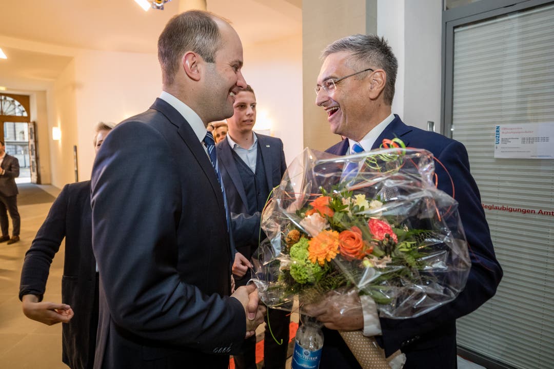 Guido Graf (CVP, rechts) gratuliert Fabian Peter (FDP) zur Wahl in den Regierungsrat.. (Bild: Philipp Schmidli)