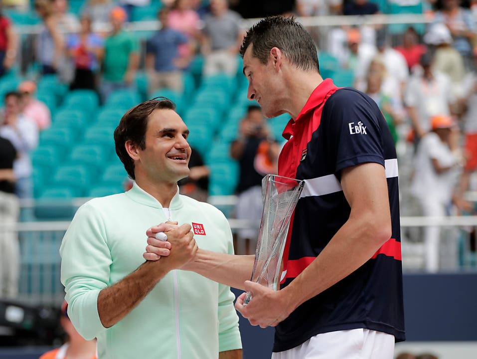 John Isner gratulierte Roger Federer nach der klaren Niederlage im Final und lobte den Schweizer danach in den höchsten Tönen (Bild: KEYSTONE/AP/LYNNE SLADKY)