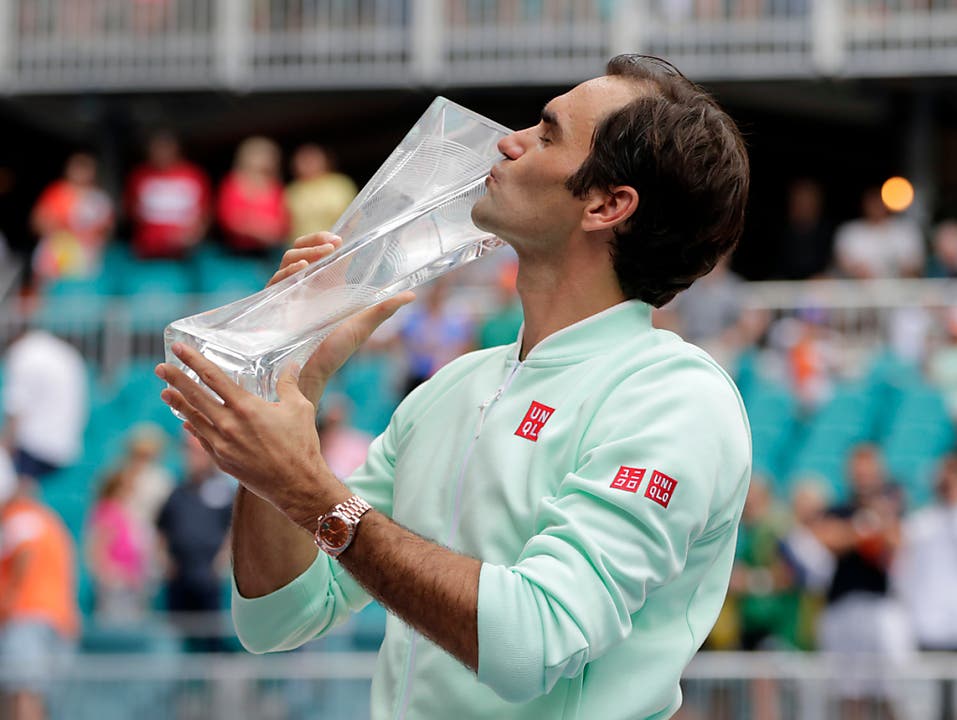 Eine weitere Trophäe für den «Maestro»: Roger Federer gewann in Miami sein 101. Turnier auf der ATP-Tour (Bild: KEYSTONE/AP/LYNNE SLADKY)