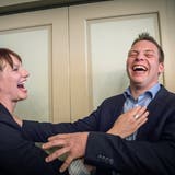 CH-Gemeinderätin Salome Scheiben hat ob der Resultate gut lachen. Der zukünftige SVP-Stadtrat Andreas Elliker freut sich mit. (Bild: Andrea Stalder)