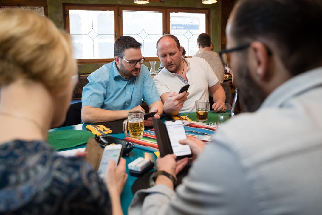 Dieter Haller (Präsident SVP Luzern, rechts) und Thomas Schärli analysieren die Wahlresultate im Restaurant Crazy Cactus Luzern. (Bild: Philipp Schmidli)