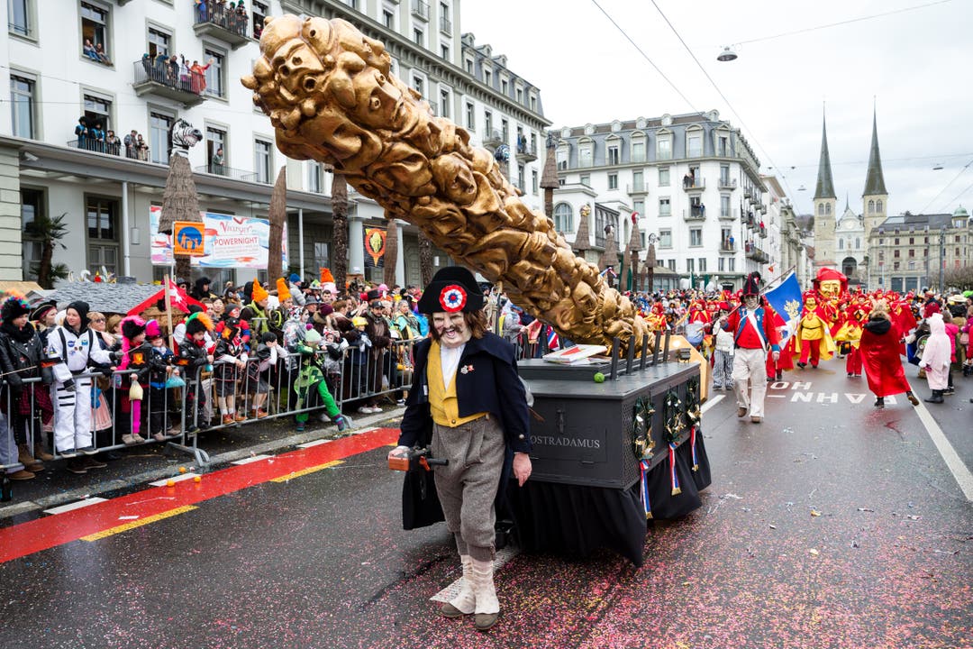 Jubiläumsparade 200 Jahre MLG mit den Chappelgnome Lozärn, Nostradamus Lozärn und der Maskenliebhaber-Gesellschaft der Stadt Luzern (MLG) am Wey-Umzug am Montag, 4. März 2019 in Luzern.