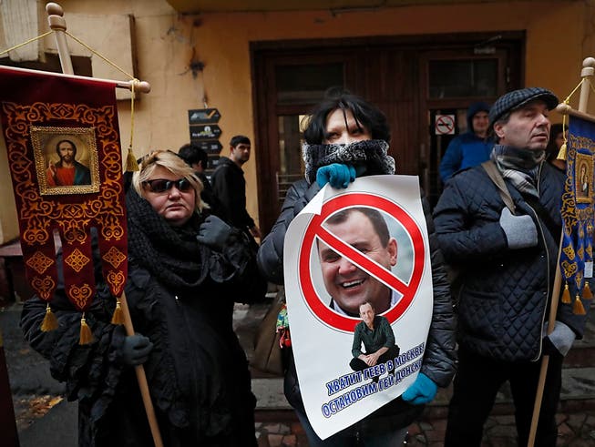 Orthodoxe Demonstranten protestieren gegen homosexuelle Künstler in Moskau. (Foto:Yuri Kochetkov/EPA Keystone) (Bild: KEYSTONE/EPA/YURI KOCHETKOV)