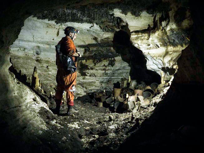 Archäologen haben in der berühmten Maya-Ruinenstadt Chichén Itzá in Mexiko Gefässe und andere Objekte aus präkolumbischer Zeit in einer Höhle entdeckt. (Bild: KEY/AP Mexico's National Institute of Anthropology/KARLA ORTEGA)