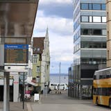 Tafeln der Seebuse und der VBSG – wie hier an der Signalstrasse in Rorschach – weisen aktuell auf die Systemumstellung hin. (Bild: mac)