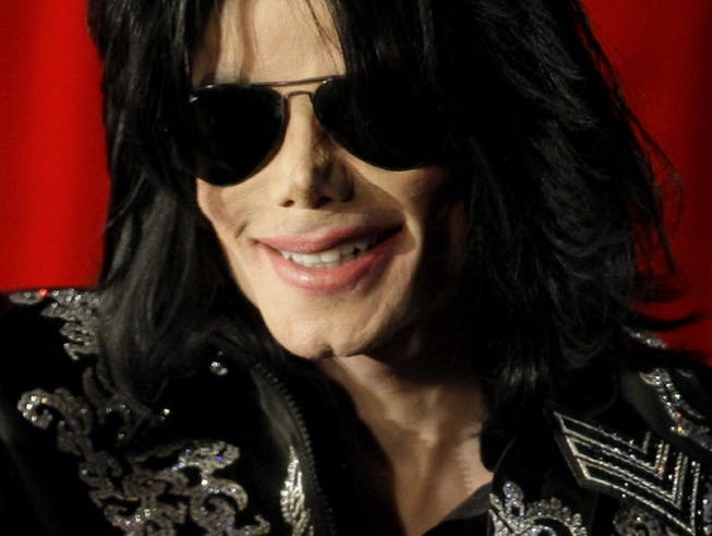«King of Pop» auf der einen Seite, über seinen Tod hinaus des Missbrauchs angeschuldigt auf der anderen Seite: Michael Jackson. (Bild: Keystone/AP dapd/Joel Ryan/AP)