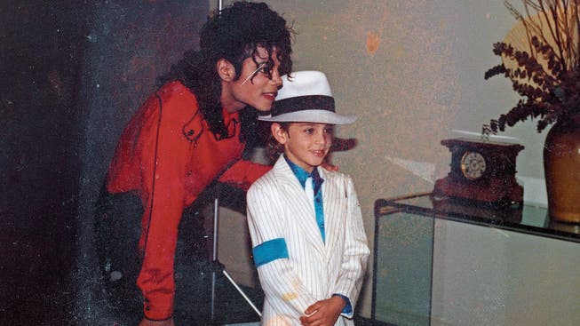 Michael Jackson mit dem fünfjährigen Wade Robson 1987, der im Film nun schwere Vorwürfe gegen Jackson erhebt. (Bild: HBO)