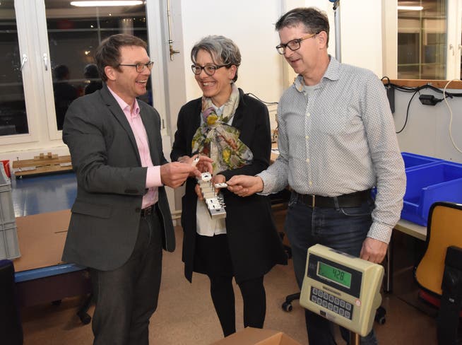 Präsident Roman Salzmann mit den neuen Vorstandsmitgliedern Monika Laib und Thomas Zurbuchen in der Industriewerkstatt von Kompass Arbeitsintegration. (Bild: PD)