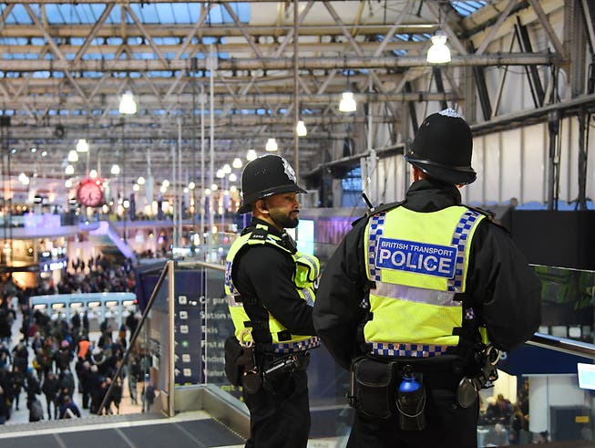 Die Ermittlungen zu den rätselhaften Briefbomben in der Nähe zweier Flughäfen und in einem Bahnhof laufen weiter. Scotland Yard warnt vor weiteren möglichen Briefbomben. (Foto: Andy Rain EPA/Keystone) (Bild: KEYSTONE/EPA/ANDY RAIN)