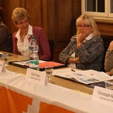 Die Podiumsteilnehmer: Barbara Dätwyler (SP), Verena Herzog (SVP), Elisabeth Herzog Engelmann (CVP), Ruth Kern (FDP) und Christoph Regli (CVP). (Bild: PD)