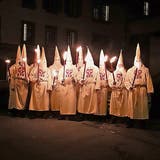 Mit einem Fackelzug marschierten die zwölf Ku-Klux-Klan-Darsteller...