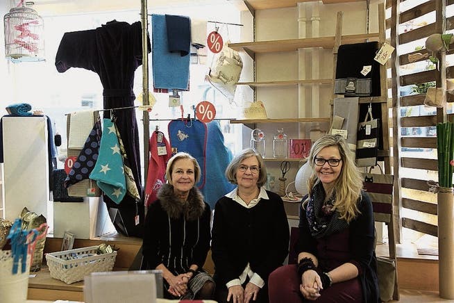 Geschäftsführerin Amalia Wild führt den Bernet-Shop noch bis Ende März – mit Karin Büechi und Monika Weber (von links). (Bild: Aliena Trefny)