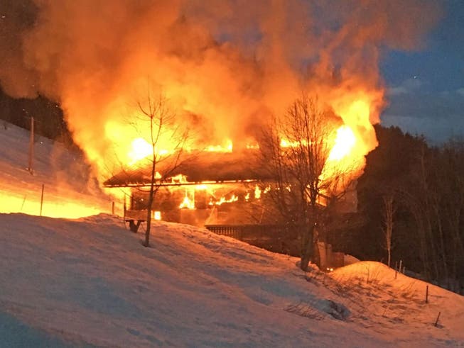 Bei Ankunft der Feuerwehr stand das Chalet bereits vollständig in Flammen. Das Haus war laut Polizeiangaben unbewohnt.