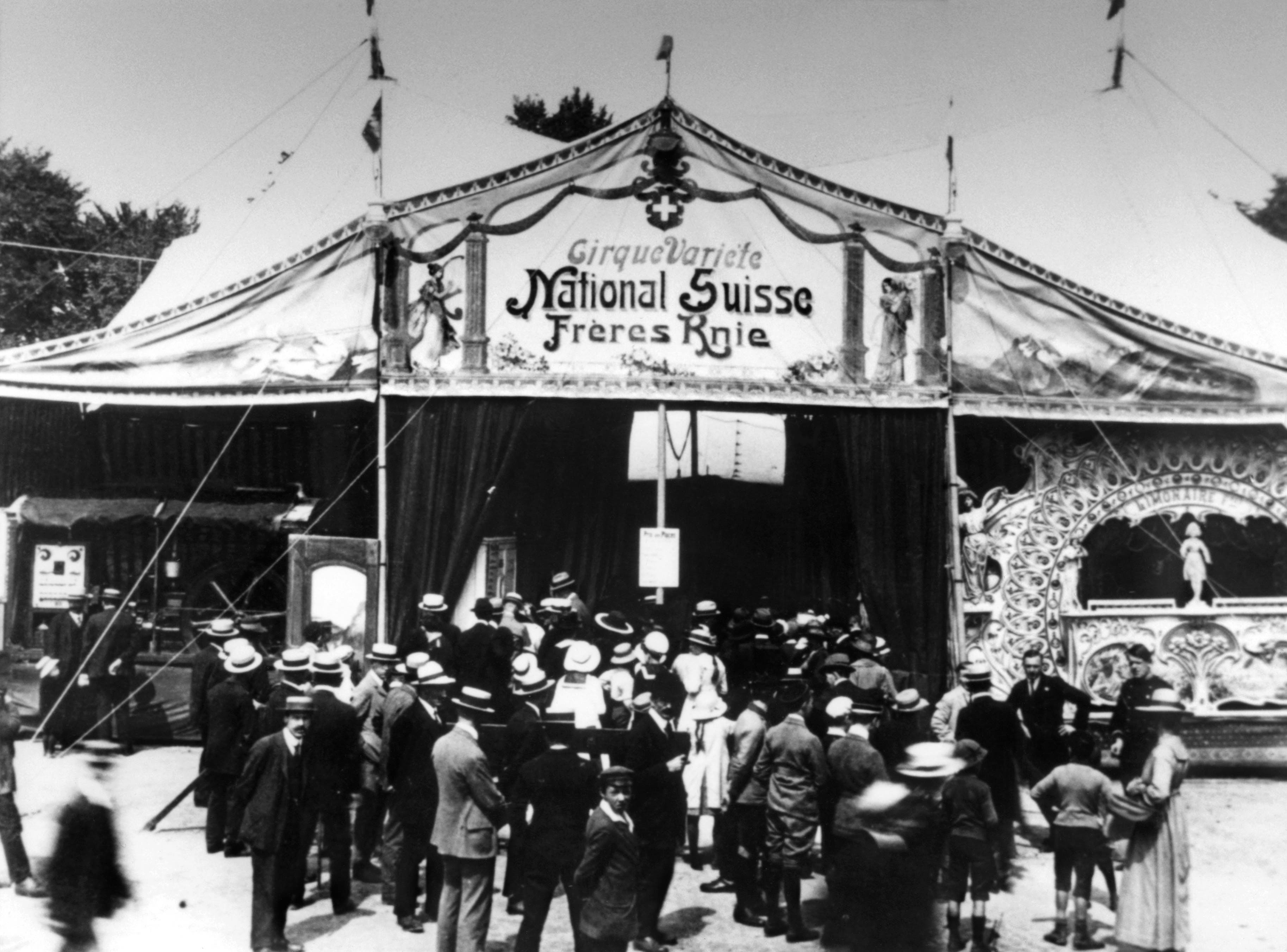 1919: Grosser Besucherandrang vor dem Circus Knie im Gründungsjahr. (Bild: Keystone)