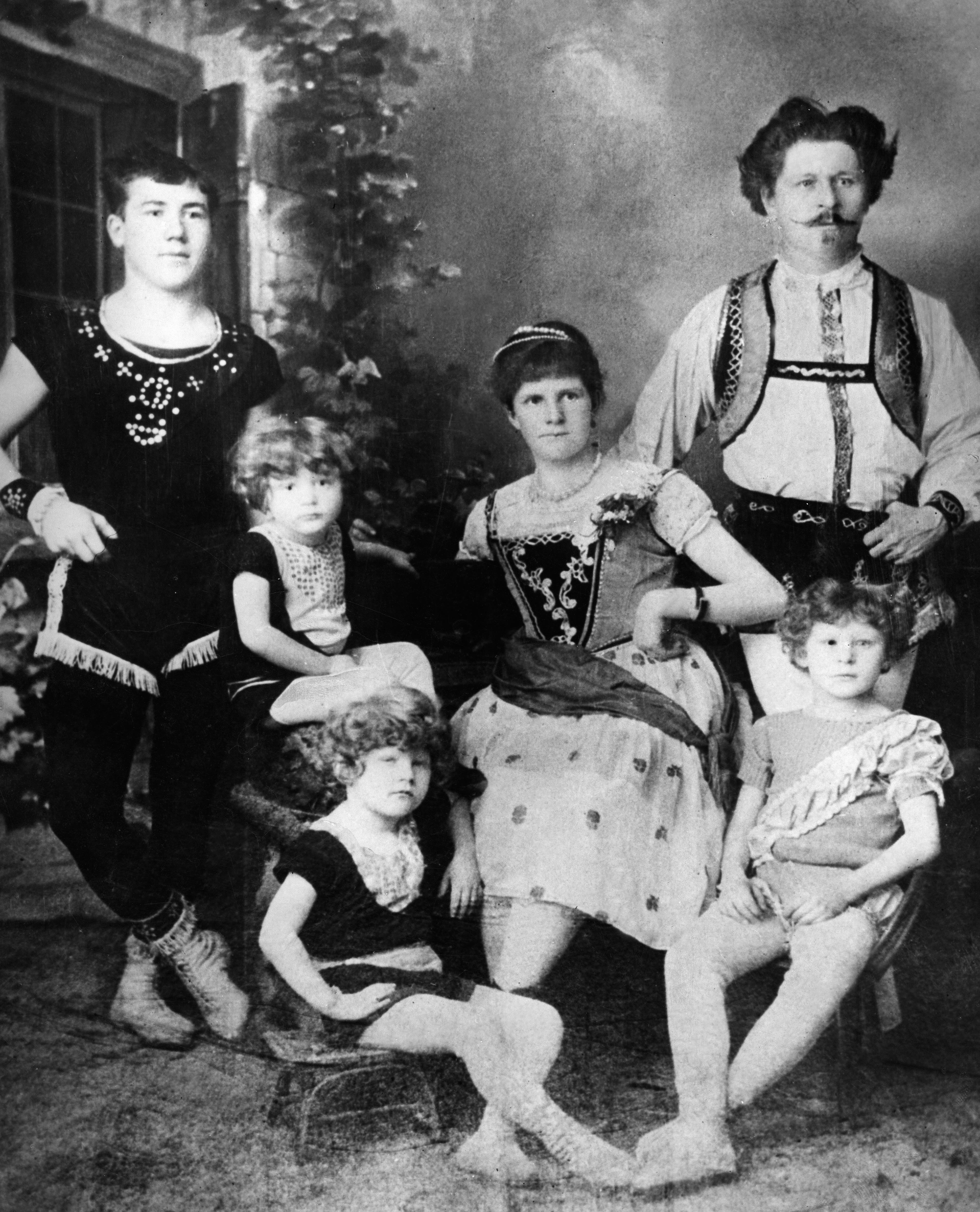 Um 1900: Mitglieder der Familie Knie des Circus Knie in einer historischen Aufnahme. (Bild: ullstein/Getty)