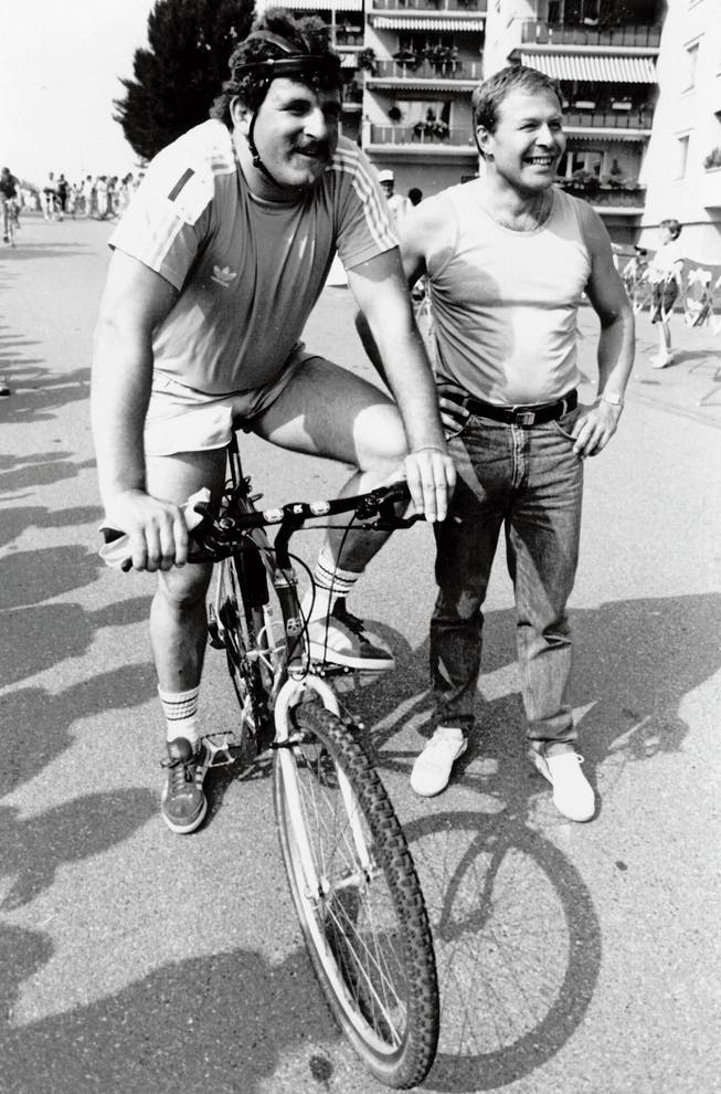 Werner Hunziker (rechts) bei einem Velorennen im Jahr 1987 in Steinhausen mit dem amtierenden Schwingerkönig Harry Knüsel. (Bild: PD)