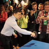 Wladimir Selenski feierte seinen Sieg gestern mit einem Ping-Pong-Turnier. Bild: Getty (Kiew, 31. März 2019)