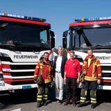 Die neuen Fahrzeuge mit Stadtpräsident Anders Stokholm und Feuerwehrkommandant Fabrizio Hugentobler (Mitte). (Bild: Andreas Taverner)