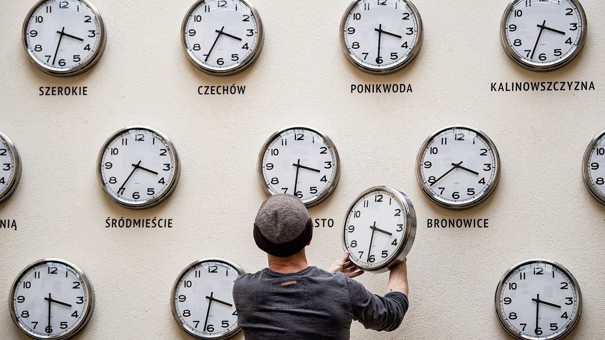 Перевод часов в европе на летнее 2024. Переход на летнее время. Перевод часов на летнее время. Clock changing. Когда в Европе переводят часы на летнее время.