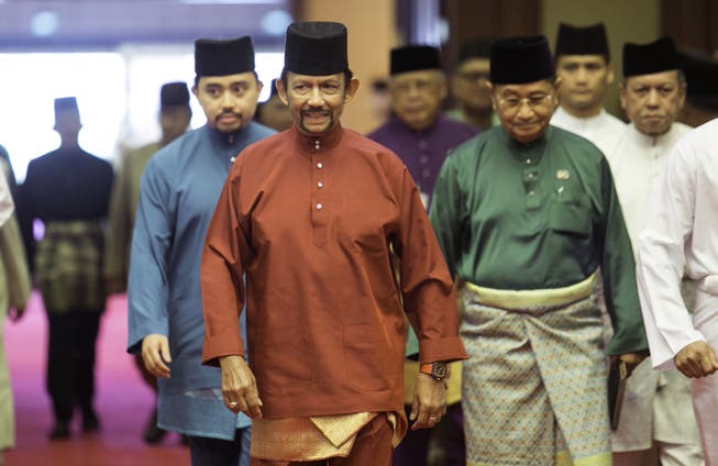 Hassanal Bolkiah, Sultan von Brunei (in rot). (Bild: EPA)
