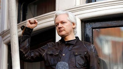 Mittlerweile Aus der Botschaft abgeführt: Julian Assange bei einem Auftritt auf dem Balkon der Niederlassung Ecuadors in London. (Bild: KEYSTONE/AP/FRANK AUGSTEIN)