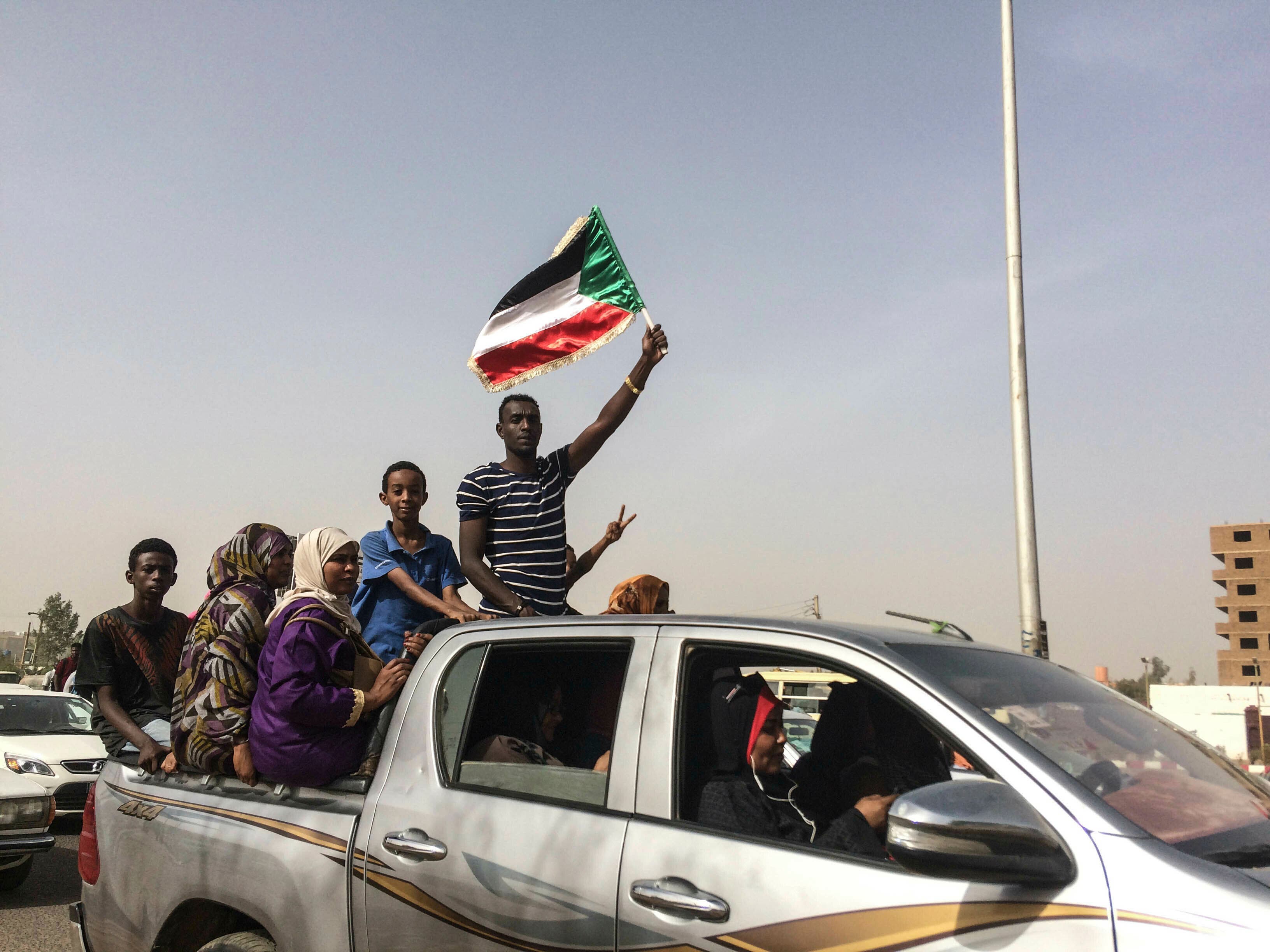 Demonstranten feiern den Abgang des Präsidenten Omar al-Baschir. Dieser wurde am Donnerstag festgenommen. (Bild: AP Photo, Sudan, 11. April 2019)