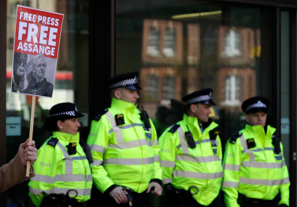 Demonstrierende und Polizisten vor dem Gerichtsgebäude in London. (Bild: AP Photo/Matt Dunham)