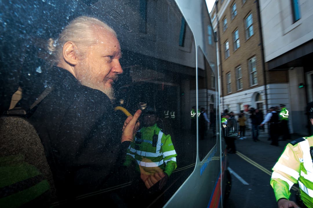 Julian Assange vor dem Gerichtsgebäude. (Bild: Photo by Jack Taylor/Getty Images)