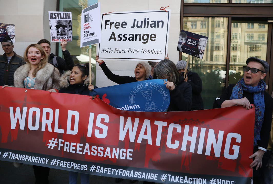 Demonstranten protestieren gegen die Festnahme von Julian Assange vor dem Gerichtsgebäude in London. (Bild: Photo by Dan Kitwood/Getty Images)