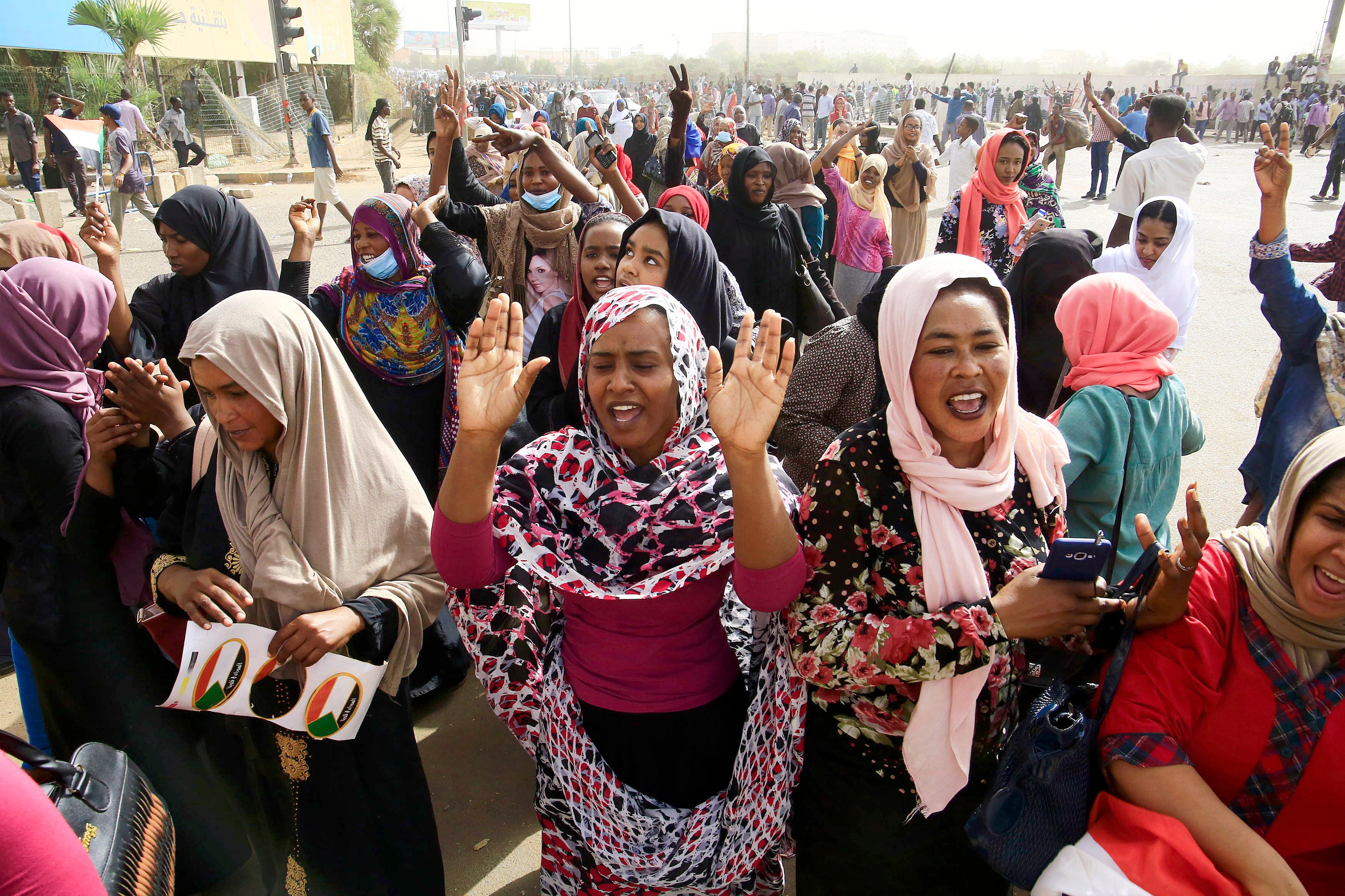 Die Sudanesen feiern den Abgang ihres Präsidenten, nachdem dieser 30 Jahre an der Macht war. (Bild: EPA/STR, Sudan, 11. April 2019)