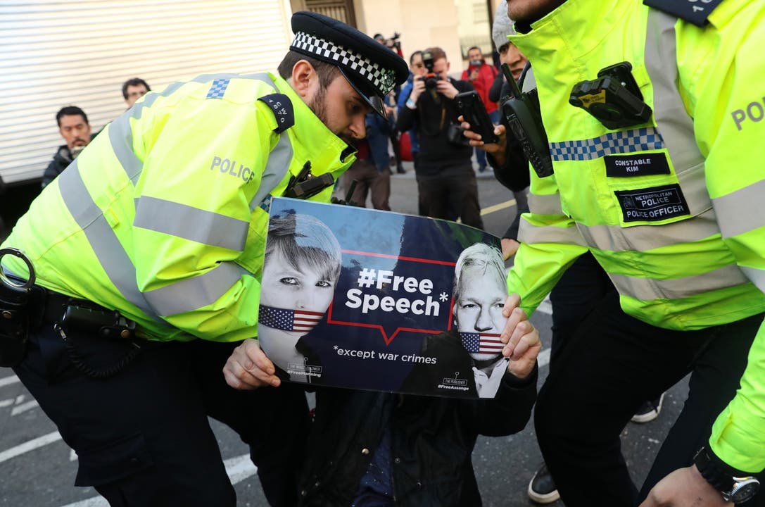 Ein Pro-Assange-Demonstrant wird von Polizisten weggetragen. (Bild: Photo by Jack Taylor/Getty Images)