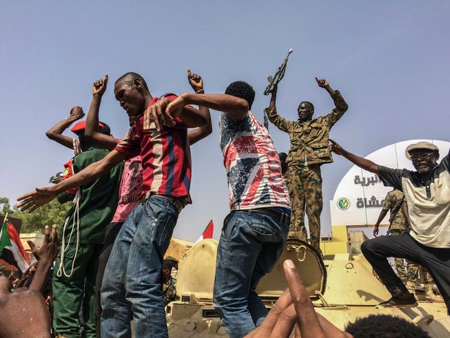 Feiernde Sudanesen, nachdem bekannt wurde, dass das Militär den Präsidenten Omar al-Bashir entmachtet hat. (Bild: AP (Khartum, 11. April 2019))