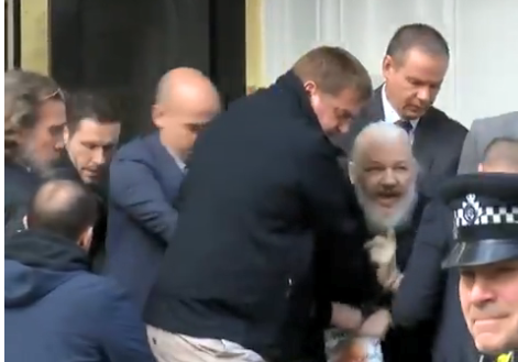 Zuvor war Julian Assange aus der Botschaft herausgetragen und von der britischen Polizei verhaftet worden. (Bild: Screenshot Video Twitter)