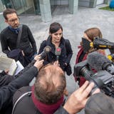 Jolanda Spiess-Hegglin beantwortet nach dem Prozess in Zug Medienfragen. (Bild: Urs Flüeler / Keystone, Zug, 10. April 2019)