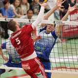 Matevû Kamnik Volley Amriswil (Blau) gegen 5 Radisa Stevanovic Lausanne UC, 1. Spiel Playoff Final in der Sporthalle Tellenfeld Amriswil. (Bild: Mario Gaccioli)