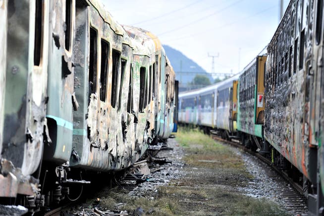 14 ausrangierte SBB-Waggons sind in Etzwilen ausgebrannt. (Bild: Reto Martin, 12 September 2013)