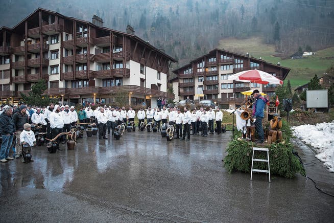 Vom Regen liessen sie sich nicht abhalten: Aus der ganzen Schweiz kamen Gruppen, um ihre Trycheln segnen zu lassen. (Bild: Bilder: Manuela Jans-Koch (Emmetten, 13. April 2019))