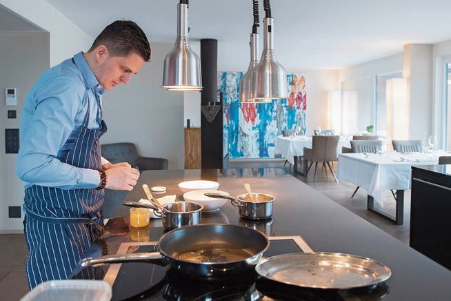 Koch Christoph Oliver verwöhnt die Gäste in einer zum Restaurant umgebauten Wohnung. (Bild: Boris Bürgisser (Stansstad, 9. April 2019))