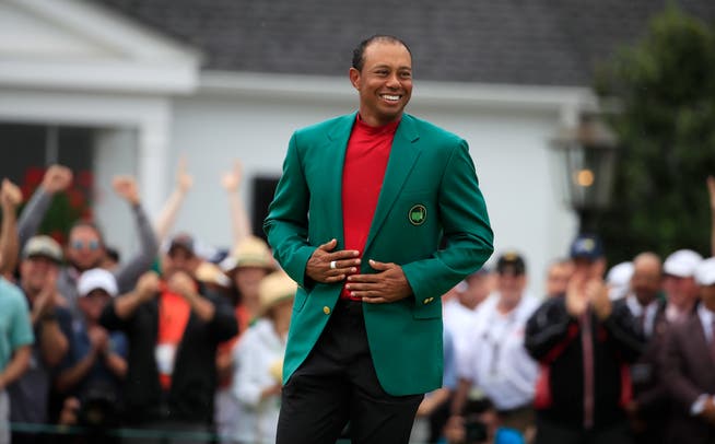 Zum fünften Mal gewann Tiger Woods am Sonntag das Masters und somit das grüne Jacket. (Bild: Epa / Tannen Maury)