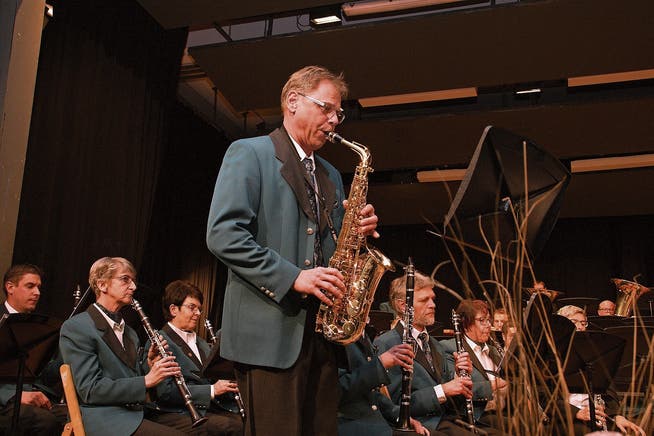 Bruno Dillier bei seinem Solo-Einsatz am Saxofon. (Bilder: Primus Camenzind (Giswil, 13. April 2019))