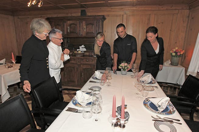 Künftig legen im Restaurant Löwen in Menzingen nicht mehr Christine und René Weder (links) die Gedecke für die Gäste bereit, sondern Tanja Rebhan, Franco Körperich und Tanja Schacher (von rechts). (Bild: Charly Keiser, 11. April 2019)