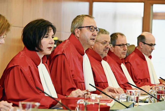 Bundesverfassungsgerichtspräsident Andreas Vosskuhe (Bildmitte) eröffnet die Verhandlung in Karlsruhe. (Bild: Uli Deck/Keystone (16. April 2019))