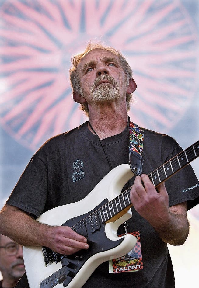 J. J. Cale spielt am Crossroads Guitar Festival, organisiert von Eric Clapton, der zu dessen grössten Bewunderern gehört. (Bild: Tony Gutierrez/AP (Dallas, 6. Juni 2004))