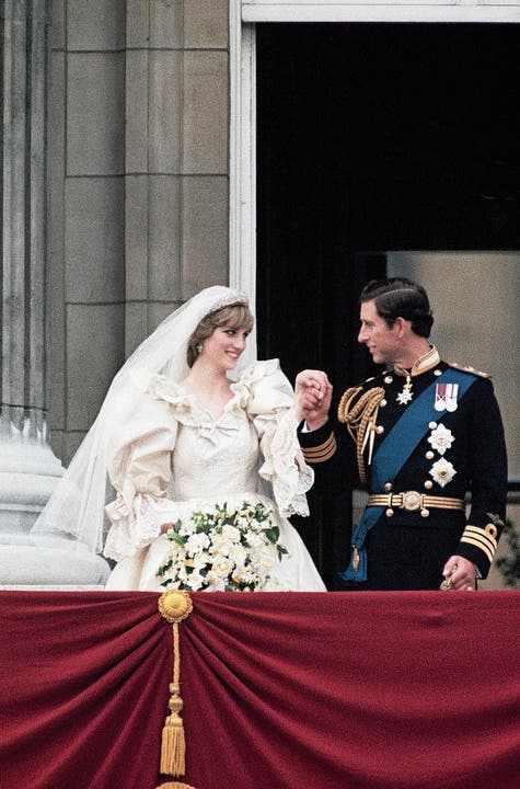 1981: Dianas Hochzeitsrobe mit den spektakulär gebauschten Ärmeln. (Bild: Getty)