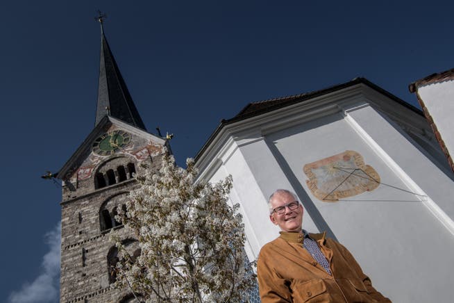 Bei Louis-Sepp Willimann dreht sich alles um die Zeit: Hier steht er unter der Sonnenuhr der Stanser Pfarrkirche. (Bild: Pius Amrein, Stans, 17. April 2019) 