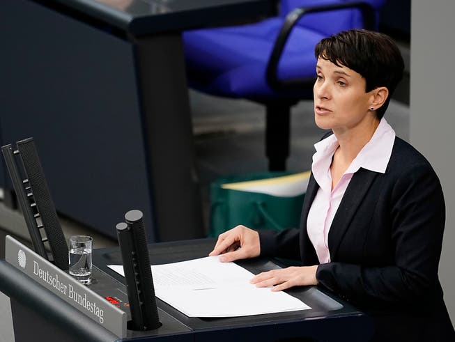 Die frühere AfD-Vorsitzende Frauke Petry muss wegen Falscheids 6000 Euro Geldstrafe zahlen. (Bild: KEYSTONE/EPA/ALEXANDER BECHER)