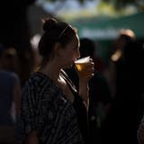 Eine Besucherin des Blue Balls Festival gönnt sich einen Schluck Bier. (Bild: Dominik Wunderli)