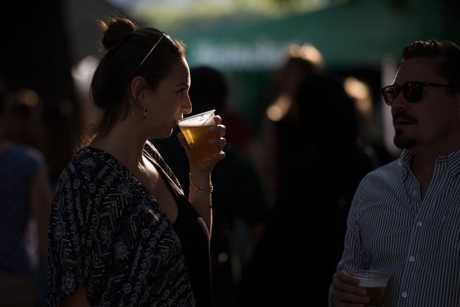 Eine Besucherin des Blue Balls Festival gönnt sich einen Schluck Bier. (Bild: Dominik Wunderli)